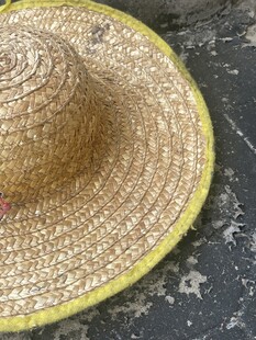 黄色边缘的编织草帽