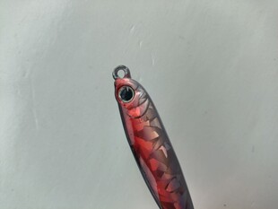 红色金属路亚饵