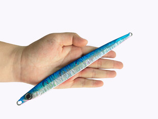手持蓝色仿真钓鱼鱼饵