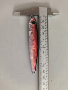 测量中的红色仿真鱼饵