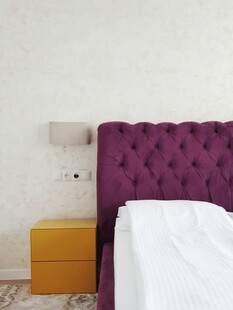 紫色床头的简约卧室一角