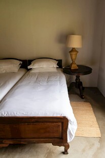 简约木质双人床卧室场景