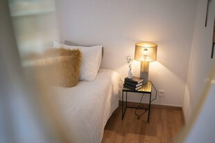 温馨卧室床边台灯场景