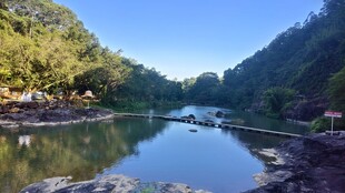 青山环抱的宁静河流