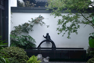 中式庭院景观中的雕塑小品