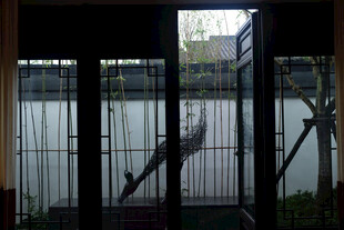 室内窗边望外的水域景色