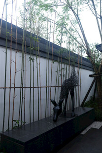 竹林旁的雕塑艺术景观