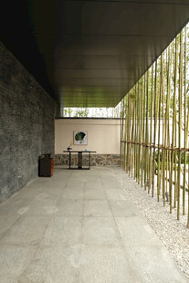 现代简约风庭院走廊空间