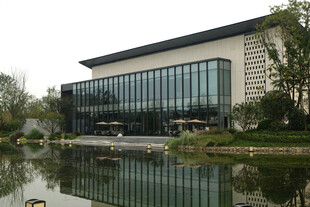 湖畔现代建筑景观