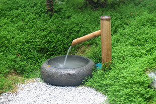 日式庭院竹制流水景观