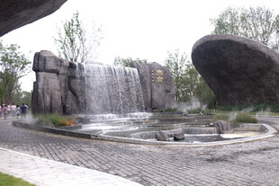 户外景观瀑布与特色石景