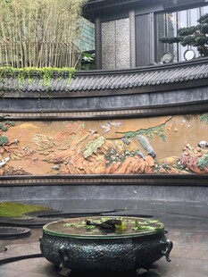 中式庭院景观中的青铜香炉