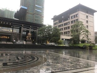 雨后城市广场建筑景观
