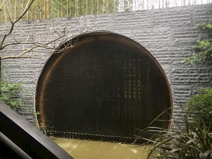 古老石拱桥下的潺潺流水