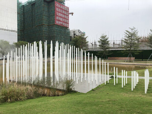 白色尖桩围栏绿草相伴