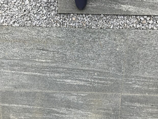 灰色木纹地面与碎石细节