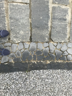 石板路与碎石地面景观