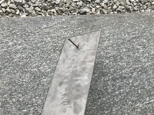 金属长条置于粗糙表面