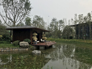 湖畔休憩亭中的悠闲时光