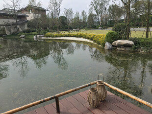 中式园林水景中的悠闲角落