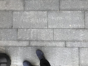 脚下的灰色石砖路面