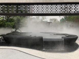 现代水景装置水汽氤氲