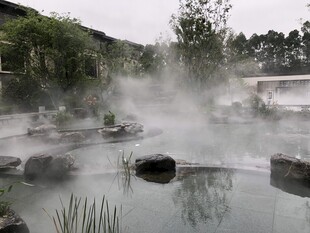 山间氤氲温泉池景
