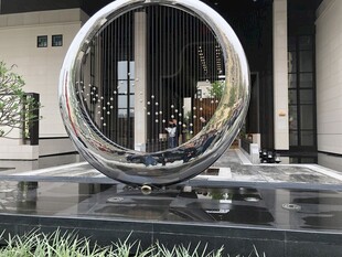 现代金属环形艺术景观