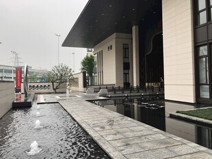 现代建筑旁的水景景观