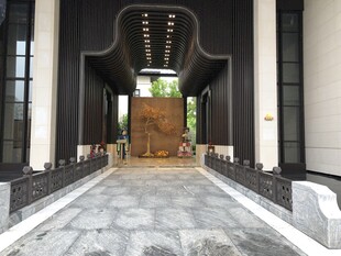 现代风格室内宽敞通道