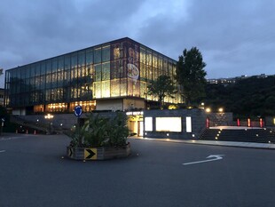 夜幕下的现代建筑景观