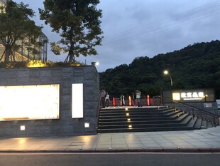 夜幕下的户外景观台阶