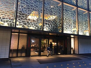 现代风格玻璃幕墙建筑入口