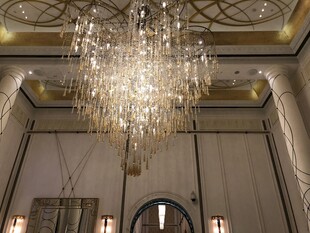 奢华水晶吊灯装点华丽空间