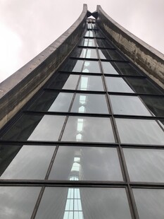 仰视现代摩天大楼玻璃外墙