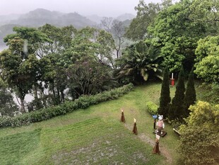 山间草地漫步的人群