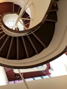 优雅螺旋楼梯内部景观