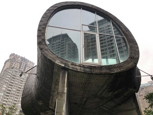 城市镜面雕塑映照高楼