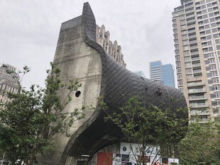 独特造型建筑屹立城市中