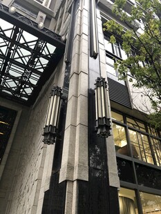 现代建筑中的金属管道景观