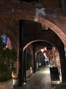 古巷拱形通道夜景