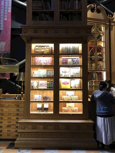 复古风展示柜陈列多样商品