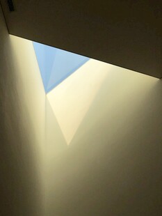 室内天窗洒下的柔和光线