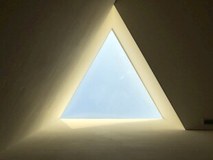 三角形透光窗洞景观