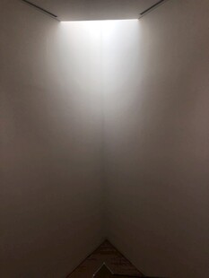 昏暗墙角的一束亮光