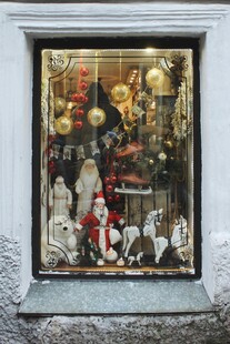 橱窗里的圣诞装饰景观