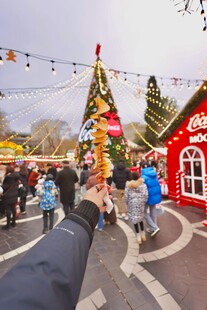 圣诞集市中手持美食的视角