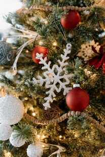 装饰精美的圣诞树细节