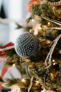 圣诞树上的精致毛线球装饰