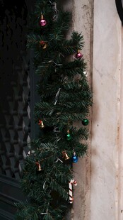 装饰精美的绿色圣诞树